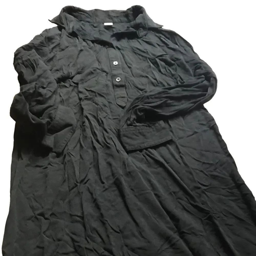 Old navy size small never worn wrinkled from storage excellent condition